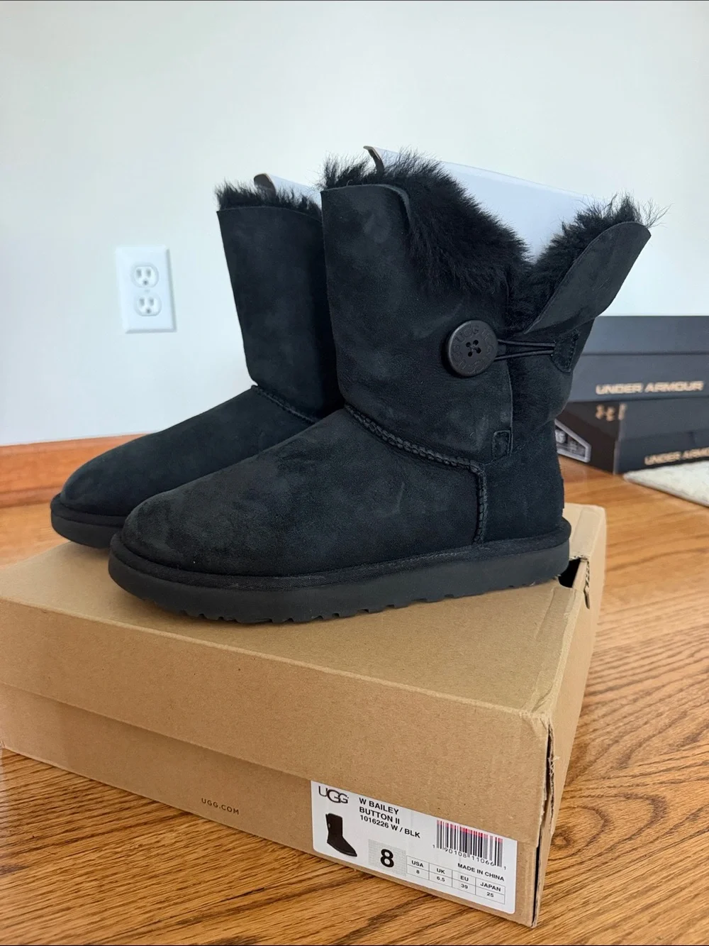 UGG Black Bailey Button II Short Shearling Button Boot Size 8 Womens